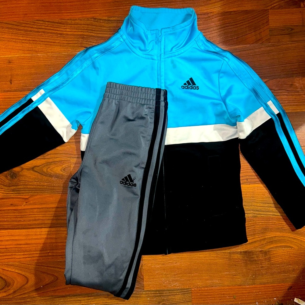 Adidas jacket with pants both 4t